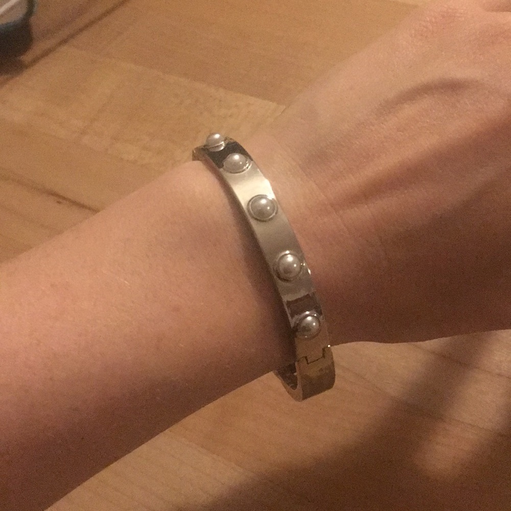 Ann Klein New York silver bangle w. pearl details